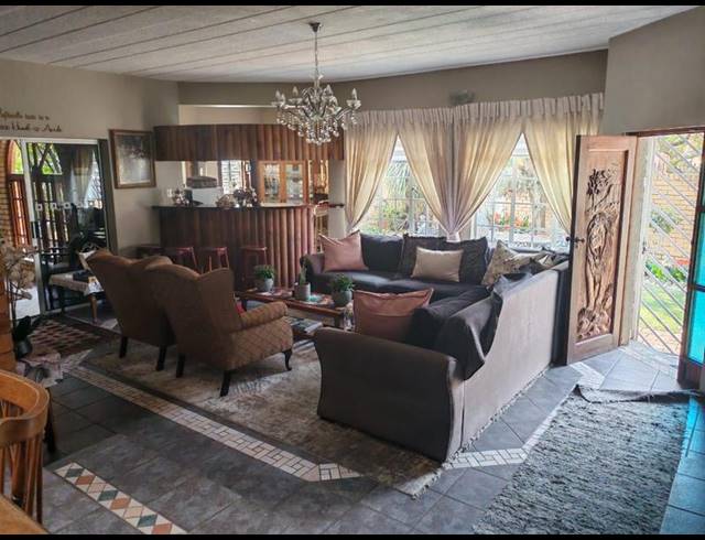 6 BEDROOM HOUSE FOR SALE IN SECUNDA